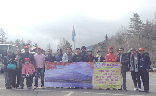 Lá cờ Top Ten Travel tung bay trên đỉnh núi Phú Sĩ hùng vĩ