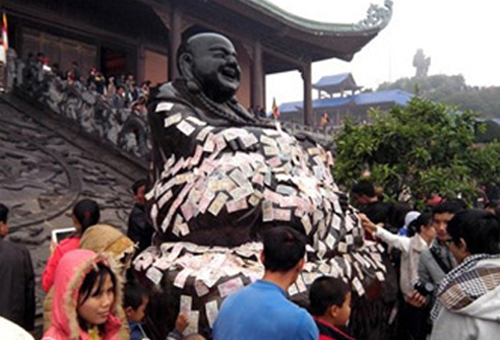 Tiền lẻ tràn ngập ở đền chùa