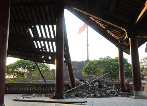 Một góc di tích Phu Văn Lâu ở Huế bị sập