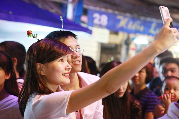 Giới trẻ đua nhau ' trồng cây trên đầu'