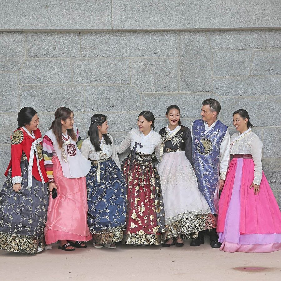 Tìm hiểu về trang phục hanbok cách tân nữ xu hướng mới nhất trong năm 2024