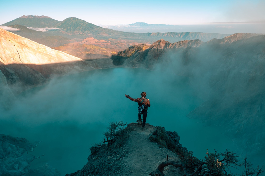 Khám phá đỉnh núi Ijen chứa ngọn lửa xanh hiếm có ở Indonesia