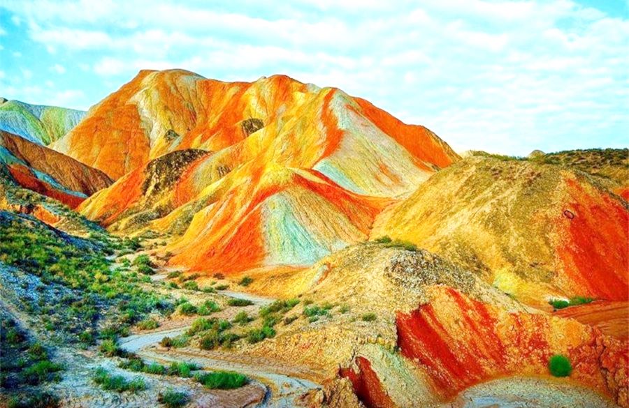 Dãy núi cầu vồng tại Trung Quốc đẹp tựa thể giới cổ tích