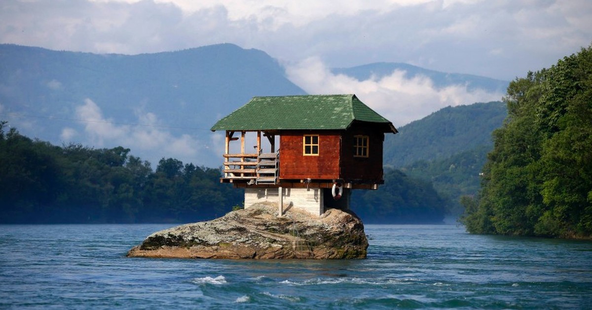 Ngôi nhà độc lạ cheo leo trên mỏm đá, hút hàng trăm du khách mỗi ngày