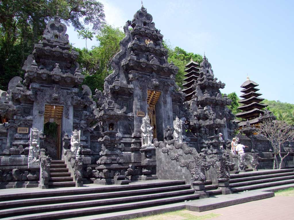 Khám phá về ngôi đền Goa Lawah nổi tiếng