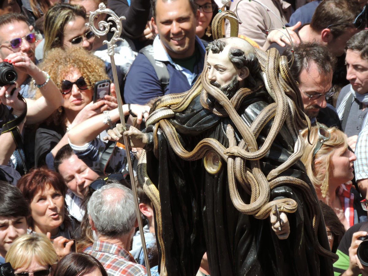 Lễ hội rước rắn kỳ lạ ở Italy