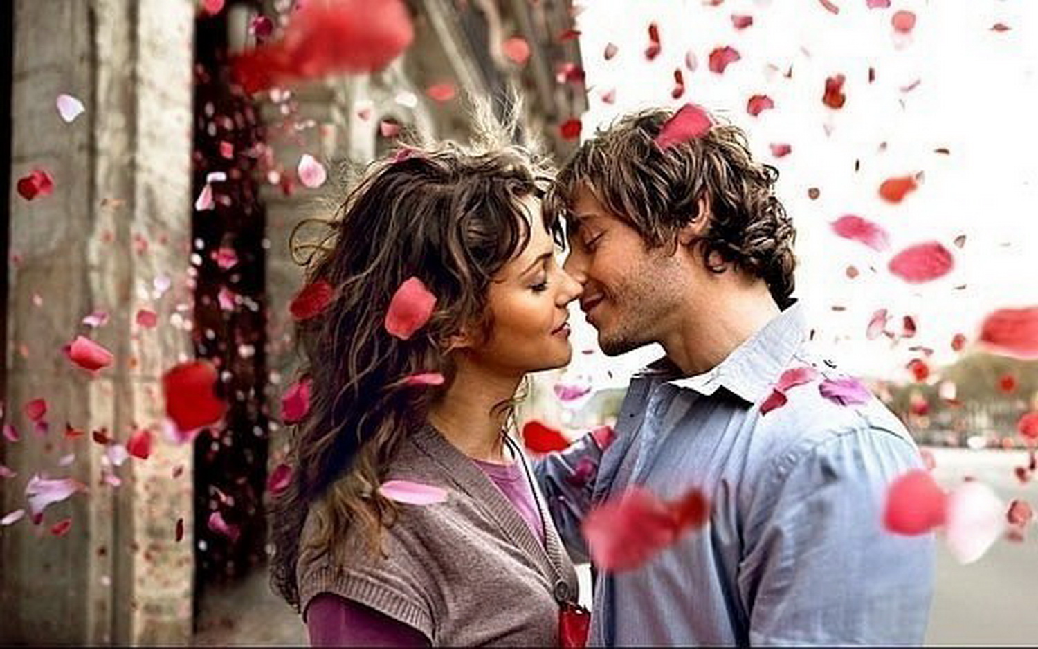 Tháng 7, dắt tay nhau tham gia ngày Quốc tế những nụ hôn ở nước Anh