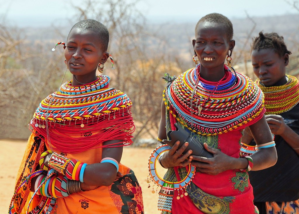 Bộ tộc kỳ lạ ở châu Phi, phụ nữ cạo trọc đầu, đàn ông xỏ khuyên tai