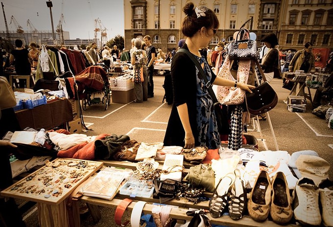 Rinh đồ mỏi tay với chợ trời Seoul