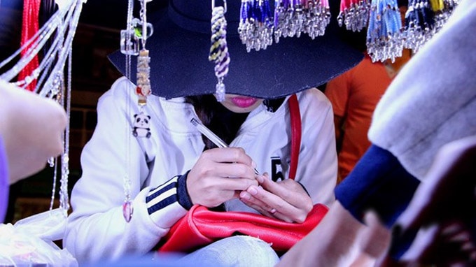 Viết tên lên hạt gạo ở Đà Lạt