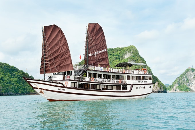 Vịnh Hạ Long cấm du khách lên boong tàu du lịch