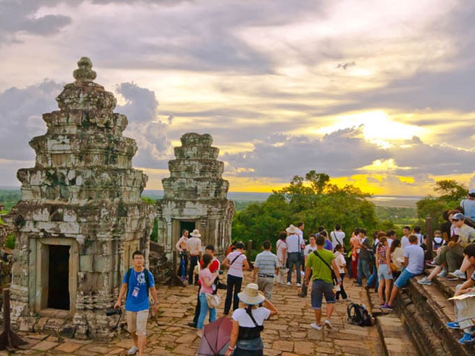 Ngắm hoàng hôn trên đỉnh Bakheng ở Campuchia
