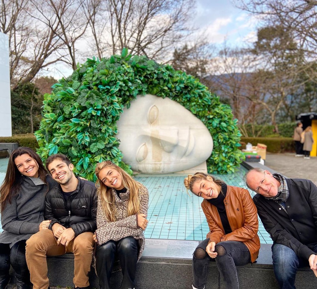 Bức tượng đầu người trong hồ nước hút khách du lịch ở Nhật Bản