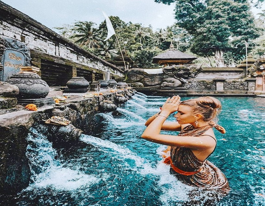 Tirta Empul - Ngôi đền du khách phải đứng xếp hàng để tắm nước thánh ở Bali