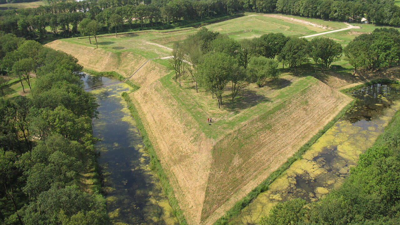 Cây cầu tàng hình ở Hà Lan khiến ai đi qua cũng ngỡ như đang lội nước