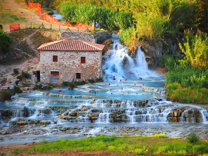 Khó cưỡng với suối nước nóng màu xanh ngọc ảo diệu lộ thiên giữa trời ở Italia