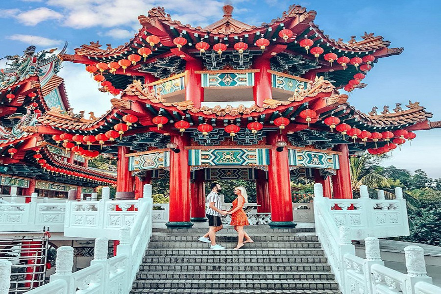 Ngôi chùa đèn lồng đỏ rực khiến vạn người mê tại thủ đô Malaysia