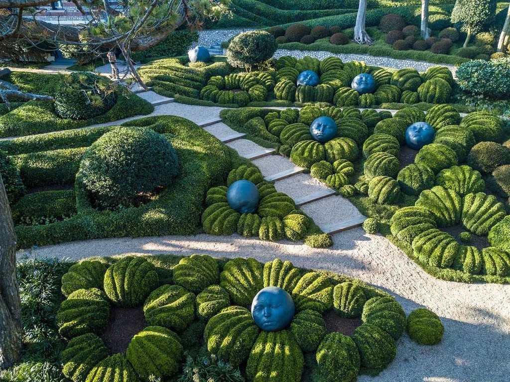 Khu vườn kỳ dị với hàng loạt tảng đá hình mặt người tại Pháp