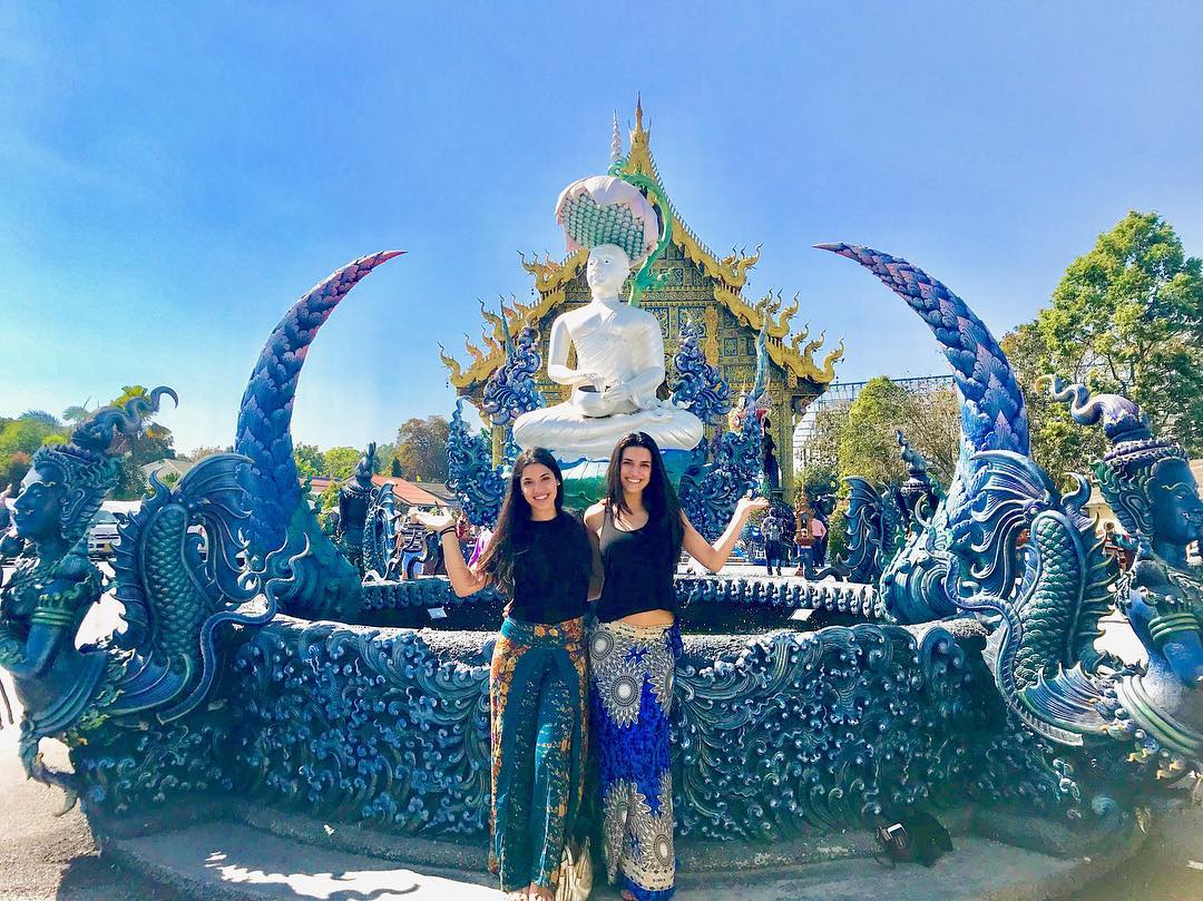 Ngất ngây với ngôi đền xanh Wat Rong Suea Ten dát đầy vàng ở Thái Lan