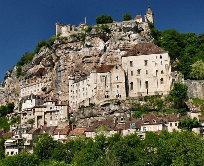 Vẻ đẹp lung linh huyền ảo của ngôi làng nằm cheo leo trên vách núi ở Pháp