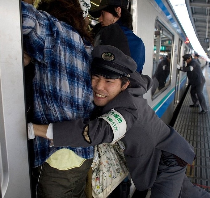 Tình trạng quá tải ở các tàu điện ngầm ở Nhật Bản