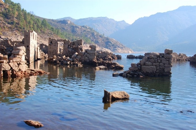 Ngôi làng 2000 năm tuổi chìm trong hồ nước thủy điện ở Bồ Đào Nha