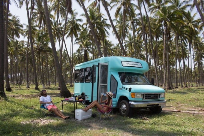 Cặp đôi dùng xe buýt du lịch vòng quanh Châu Mỹ trong tuần trăng mật