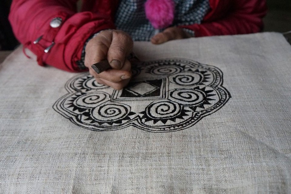 Nghệ thuật vẽ sáp ong trên vải của người Mông tại Mộc Châu