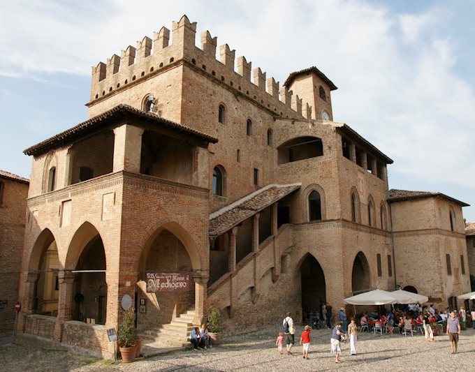 Top 10 tòa lâu đài đẹp nhất nước Ý