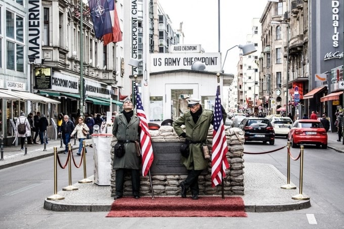 Dấu tích còn sót lại của 'Bức tường Berlin' qua trạm kiểm soát Checkpoint Charlie