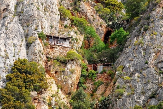 Bí ẩn về cuộc sống của các tu sĩ trên những tu viện nằm cheo leo trên vách núi ở Hy Lạp