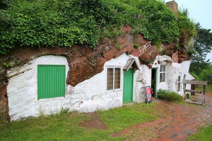 Độc đáo những căn nhà 'Hobbit' nằm trong lòng núi đá ở Anh