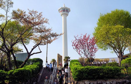 Tháp Busan - Nơi gắn kết tình yêu