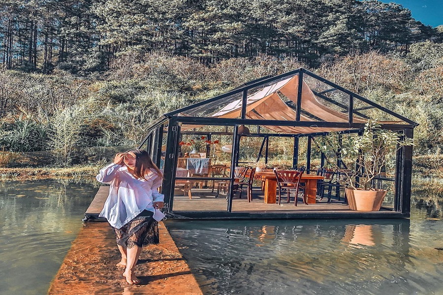 Truy lùng 'nhà kính cô đơn' nổi giữa mặt nước khiến giới trẻ mê mẩn ở Đà Lạt