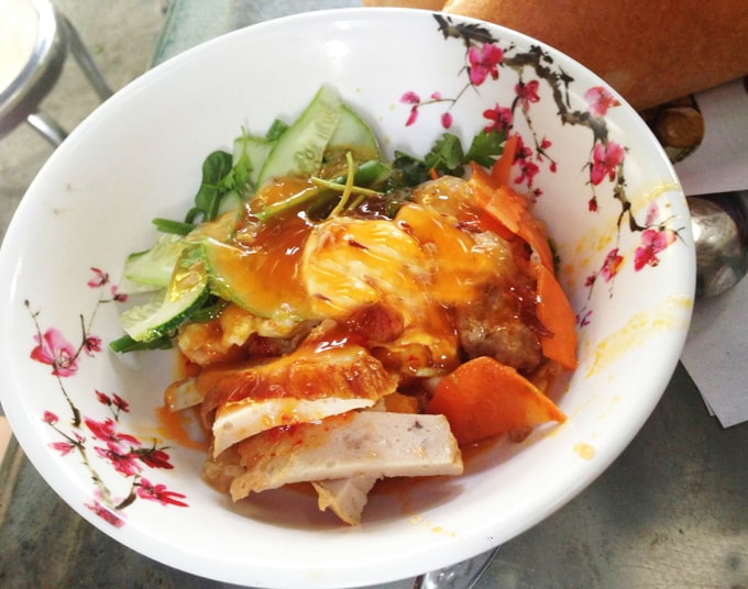 Thưởng thức bánh mì chấm ở phố biển Nha Trang
