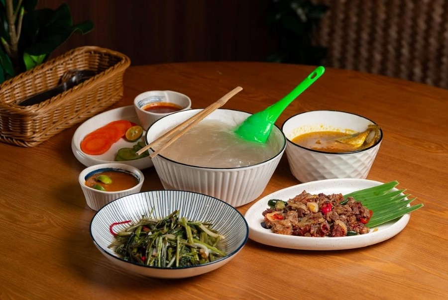 Ambuyat được làm từ bột thân cây sago và được xem là món ăn quốc hồn của Brunei