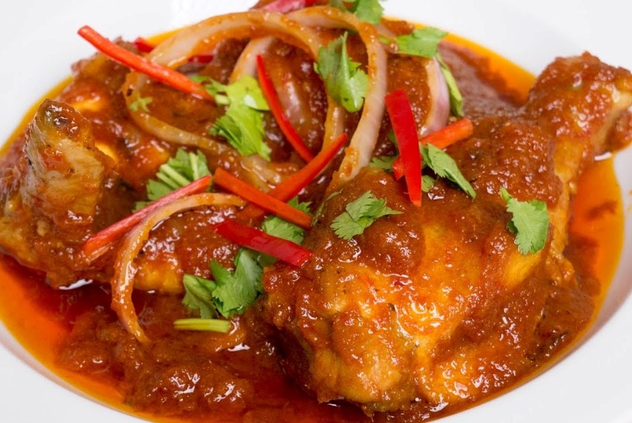 Ayam Masak Merah là món gà sốt đỏ thường xuất hiện trong các buổi tiệc hoặc buổi lễ tại Brunei