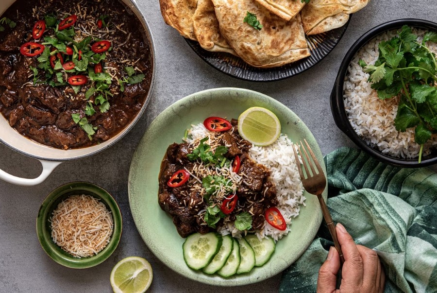Beef Rendang là món thịt bò hầm có nguồn gốc từ Indonesia nhưng phiên bản Brunei lại có vị cay nhẹ nhàng hơn