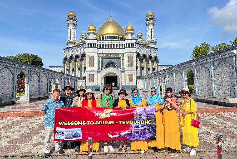 Đối với nữ khi đến tham quan các địa điểm tôn giáo cần phải chuẩn bị một chiếc khăn choàng đầu