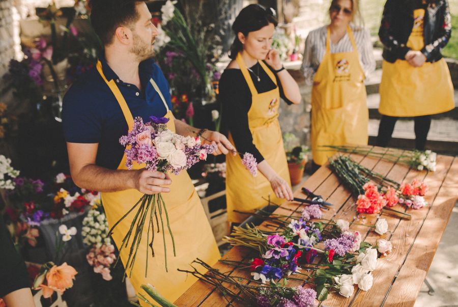 Du khách có thể tham gia vào các hoạt động workshop cắm hoa