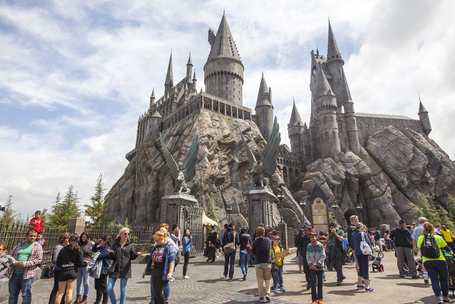 Wizarding World of Harry Potter là khu vực thu hút khách du lịch hàng đầu với các hoạt động sôi động