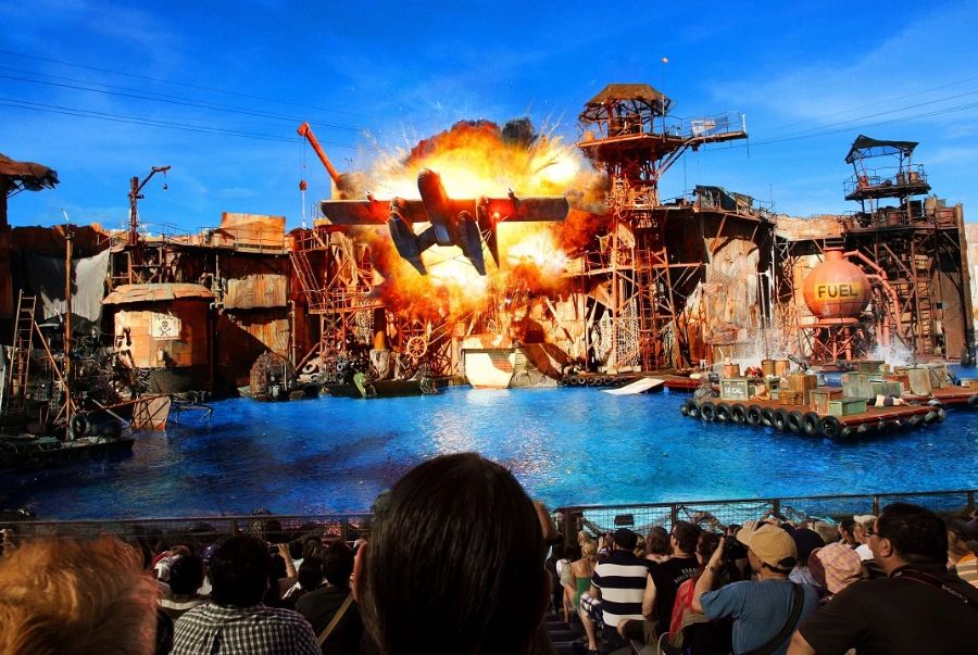 WaterWorld Show là show diễn tái hiện cảnh hành động dưới nước với những pha nhào lộn vô cùng tinh xảo