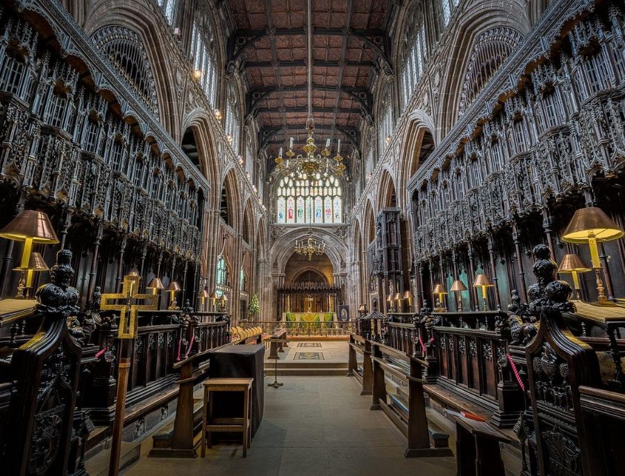 Các chi tiết bên trong nhà thờ được thiết kế vô cùng tinh xảo và tỉ mỉ