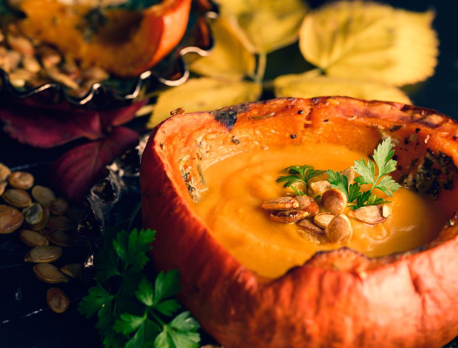 Kết cấu của súp rất mịn màng, có màu vàng cam đặc trưng và vị ngọt tự nhiên từ bí