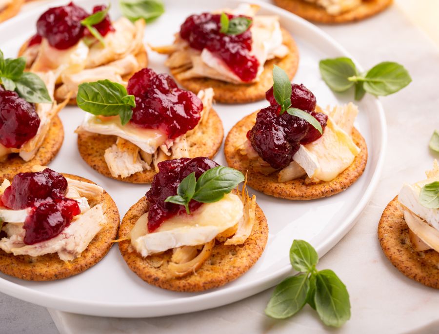 Phần gà kết hợp với sốt cranberry tạo nên hương vị thơm ngon hấp dẫn