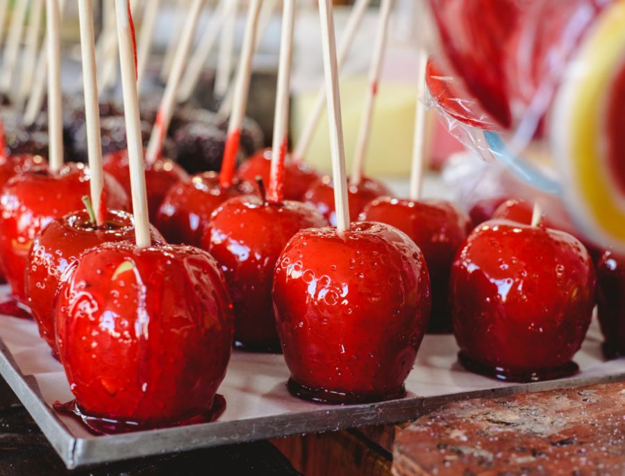 Caramel apple là món ăn đường phố truyền thống không thể thiếu trong các lễ hội mùa thu tại Mỹ