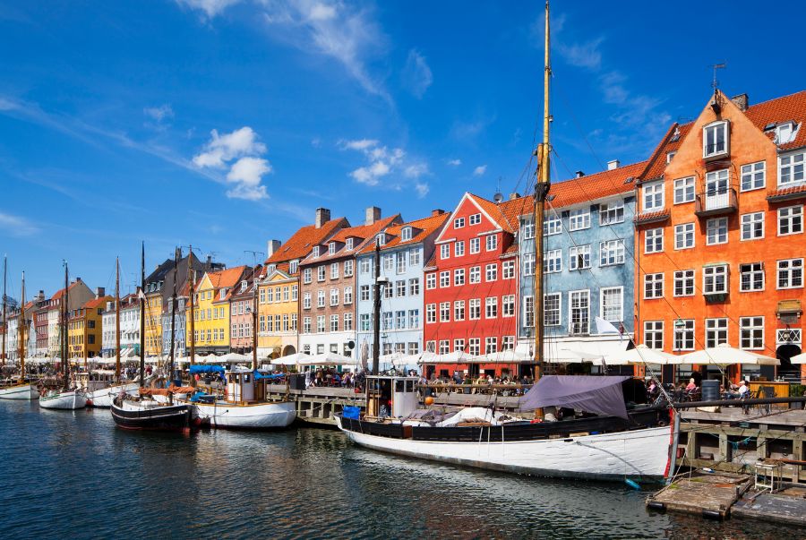 Nyhavn nổi bật với các ngôi nhà gỗ đầy màu sắc được xây dựng từ thế kỷ 17-18