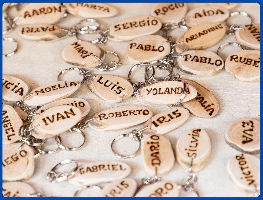 Móc khóa khắc tên là món quà nhỏ xinh nhưng chứa đựng sự cá nhân hóa đầy thú vị