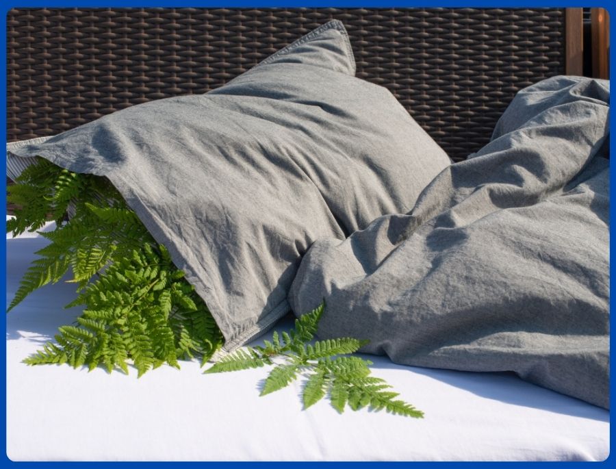 Gối thảo dược được nhồi bằng các loại thảo dược như ngải cứu, hoa oải hương, hương nhu, trầm hương