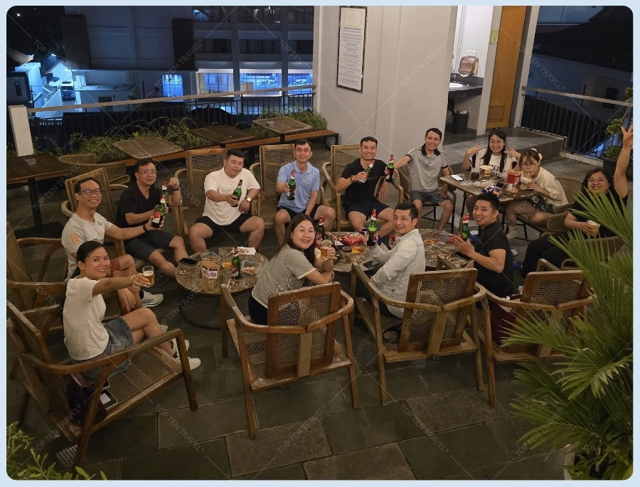 Những giây phút lắng đọng, cùng nhau sẻ chia những câu chuyện đời, chuyện nghề của đoàn khách Hợp Lực Medical tại Bali